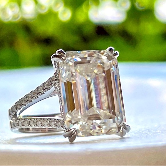 10ct Platinum “Queen” Ring - Emerald Cut - Picture 6 of 17